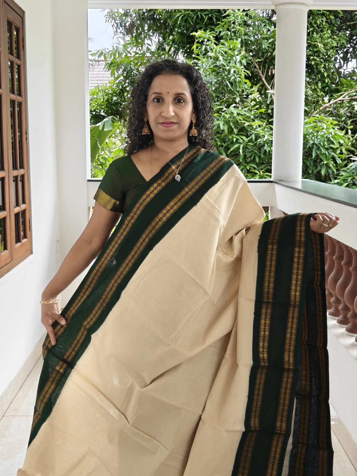 Cream And Bottle Green Sungudi Cotton Saree Psc062(1)